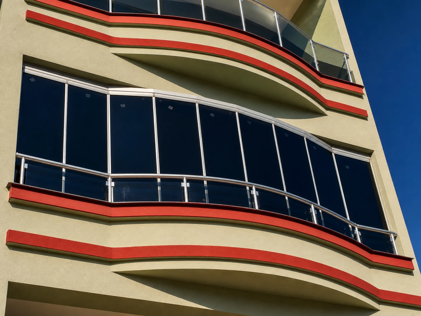 Kavisli balkon ve gölgelendirme uygulaması